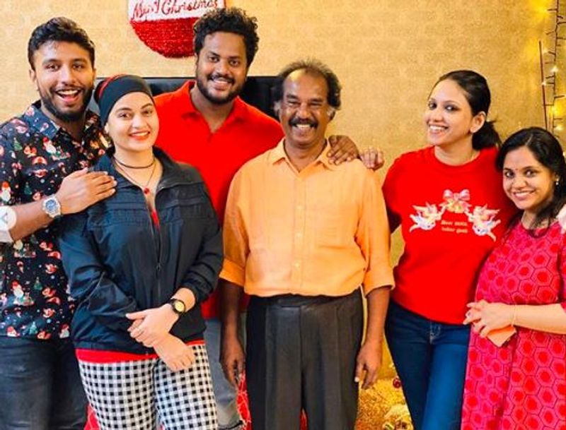 நண்பர்களுடன் எடுத்து கொண்ட புகைப்படம்