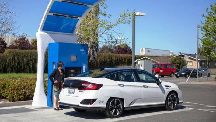 Japan Sees Big Future in Hydrogen Cars Japan Sees Big Future in Hydrogen Cars