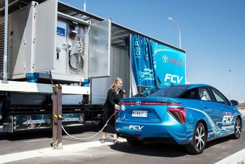 Japan Sees Big Future in Hydrogen Cars