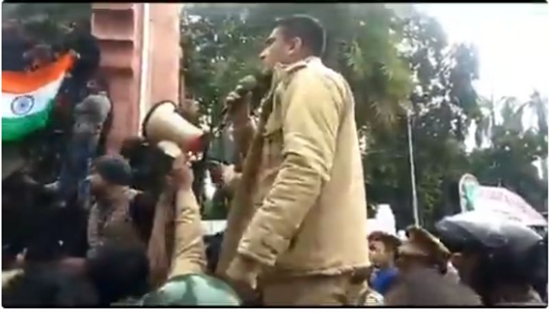 during caa protest across country these policemen ips appealing protesters to calm down goes viral kpt