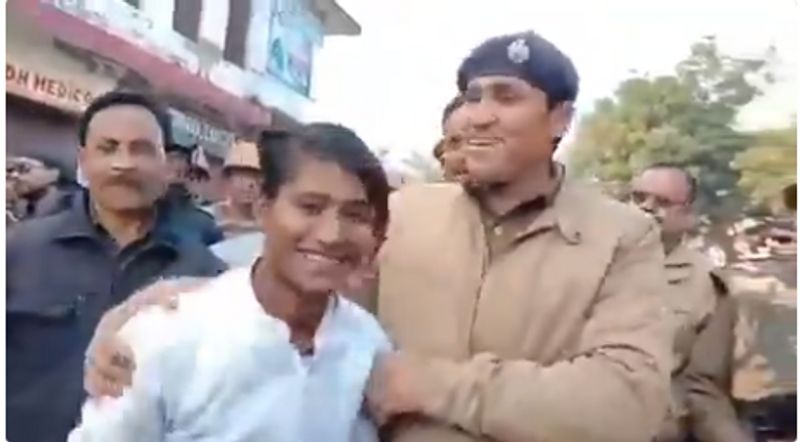during caa protest across country these policemen ips appealing protesters to calm down goes viral kpt