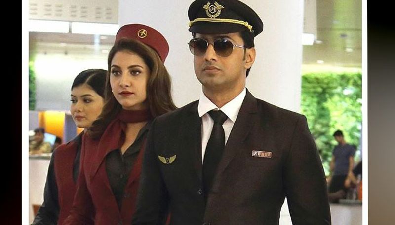 ককপিটঃ ককপিট কমার্শিয়াল ছবি না হলেও তা যেভাবে উপস্থাপনা করা হয়েছিল, যাতে দেব এক ভিন্ন লুকে ধরা দিয়েছিলেন পর্দায়। পাইলটের ভুমিকায় এই ছবিতে দেব ধরা দিয়েছিলেন অনবদ্য লুকে। বিপরীতে অভিনয় করেছিলেন কোয়েল মল্লিক।