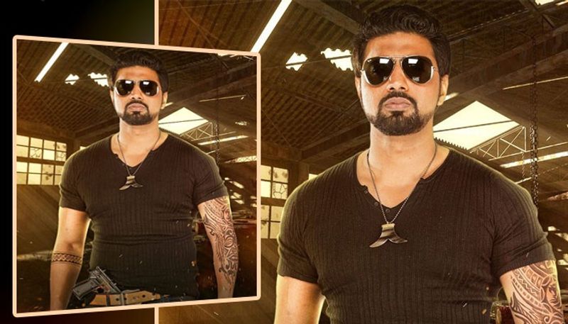 জুলফিকরঃ দেব নিজের জঁর থেকে বেরিয়ে অভিনয় করেছিলেন জুলফিকর ছবিতে। সেই ছবিতে তাঁর অভিনয় দর্শকদের মনে দাগ কেটেছিল। কেল এই ছবিই নয়। দেব পর্দায় বর্তমানে ব্যালন্স করেই চলে এসেছে বিগত পাঁচ বছর ধরে।