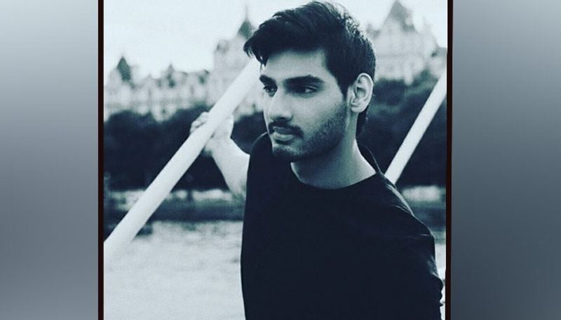 অহন শেট্টিঃ সুনীল শেট্টির ছেলে অহন শেট্টি বলিউডে ডেবিউ করেছেন। সাজিদ নাদিয়াদওয়ালার অ্যাকশন ছবির মাধ্যমেই বলিউডে আত্মপ্রকাশ ঘটেছে অহনের। ইতিমধ্যেই অহনের 'মাচো লুক ' নজর কেড়েছে দর্শকদের। ছবিতে তারা সুতারিয়ার বিপরীতে দেখা যাবে অহনকে। তানিয়া শ্রফের সঙ্গে সম্পর্কে জড়িয়েছিলেন অহন। ব্রেক আপের পর ফের তারা প্রেমের সম্পর্কে জড়ান। একের পর এক ছবিতে তাদের সম্পর্ক ক্রমশ প্রকাশ্যে এসেছে।