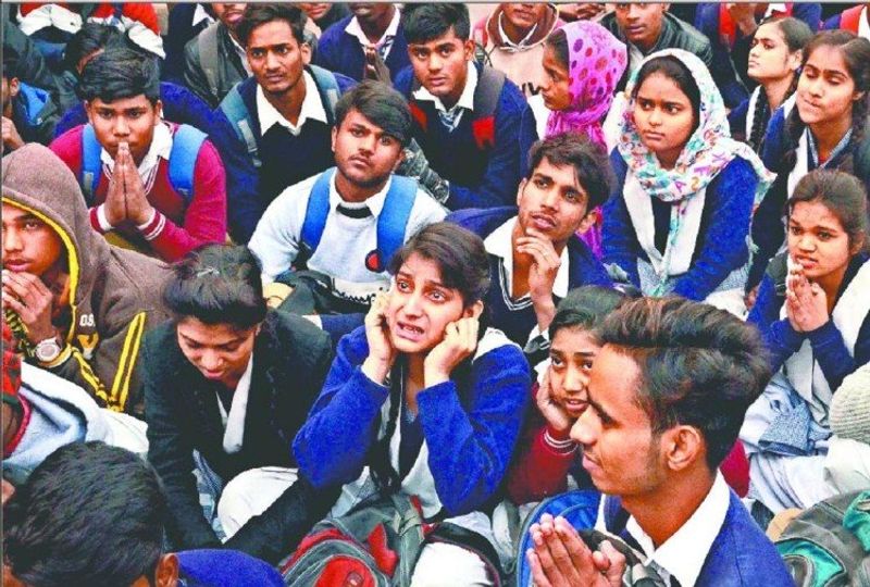 Government school children apologize to DM BN Singh in Noida kpn