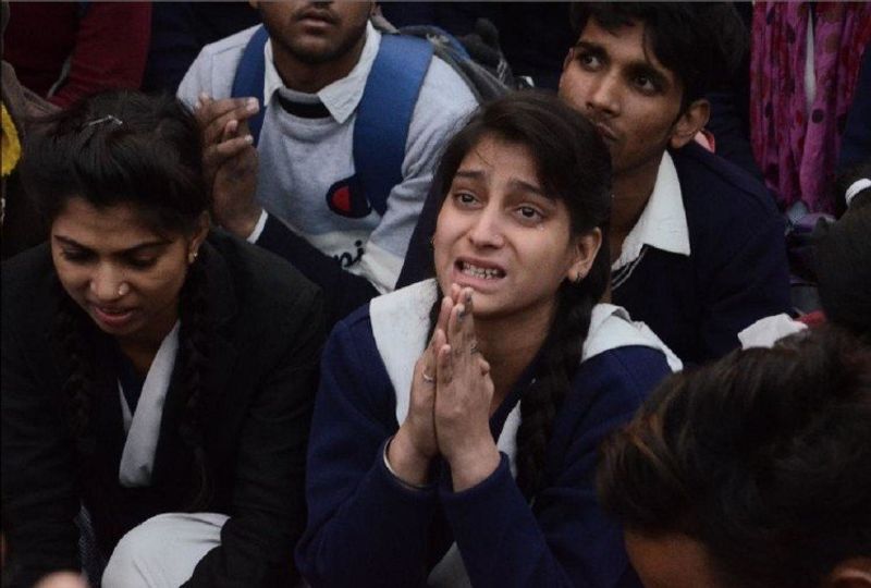 Government school children apologize to DM BN Singh in Noida kpn