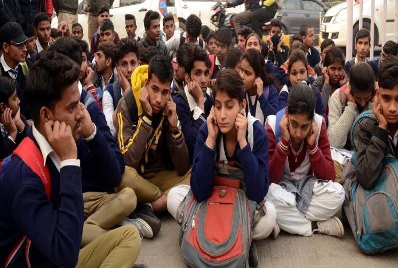 Government school children apologize to DM BN Singh in Noida kpn