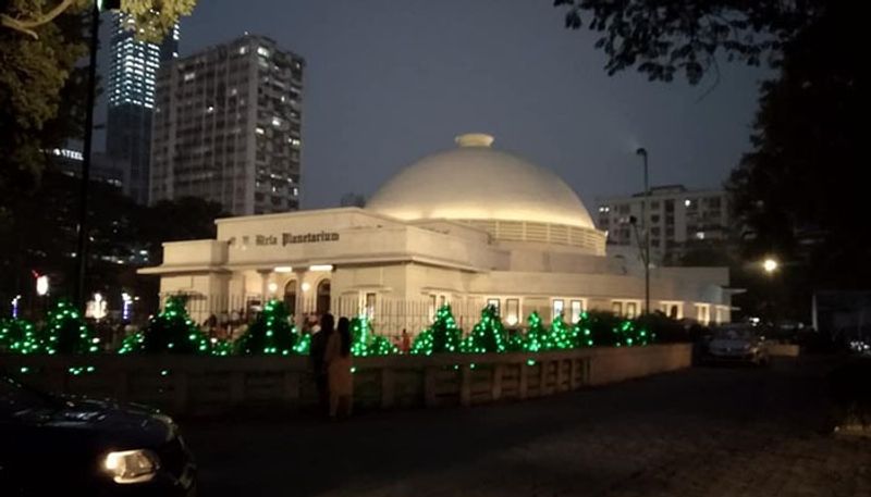 বিড়লা তারামণ্ডলঃ বিড়লা তারামন্ডলেও বড়দিনে লম্বা লাইন চোখে পড়ে। তারামণ্ডল চত্বর ছাড়িয়ে লাইন রাস্তায় নেমে আসে। বিভিন্ন শো-এর ভাষা অনুযায়ী চাহিদা থাকার জন্য বেশ কয়েকঘন্টা দাঁড়িয়ে থাকতে হচ্ছে তারামণ্ডলে।