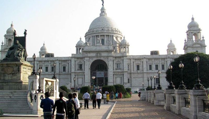 ভিক্টোরিয়াঃ ভিক্টোরিয়ায় বড়দিনে ভিড় থাকে সকাল থেকেই। সময় যতই এগোতে থাকে ততই বারতে থাকে ভিড়। যদিও ভিক্টোরিয়া চত্বর পরিস্কার রাখার জন্য চলছে কড়া নজরদারি।