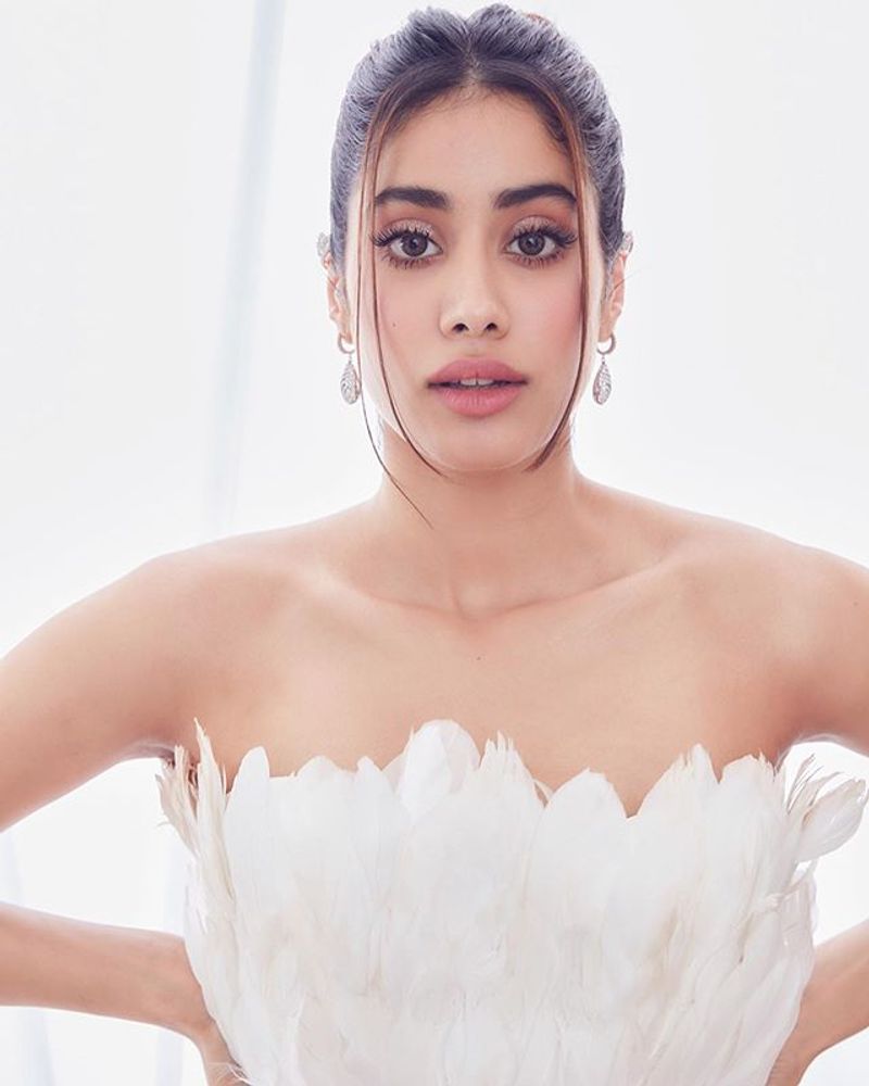 janhvi kapoor latest hot instagram photos