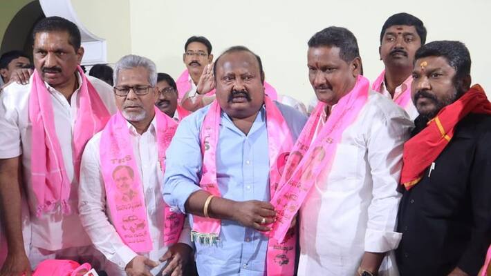 congress ex carporator joins trs presense of minister gangula kamalakar congress ex carporator joins trs presense of minister gangula kamalakar