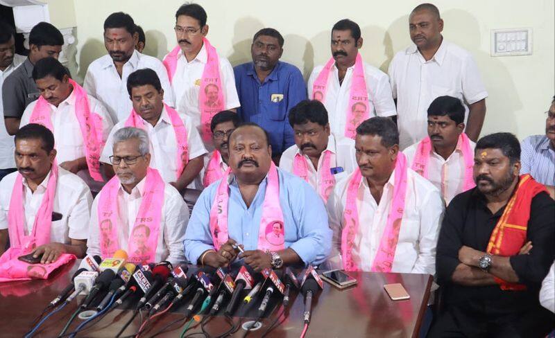 congress ex carporator joins trs presense of minister gangula kamalakar