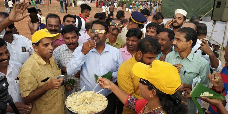 കുട്ടമത്ത് സ്കൂള് ഗ്രൗണ്ടില് സൂര്യഗ്രഹണത്തോട് അനുബന്ധിച്ച് നടന്ന ഭക്ഷണ വിതരണം.