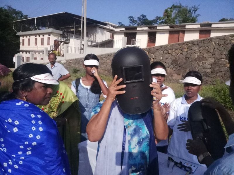 തിരുവനന്തപുരം സെൻട്രൽ സ്റ്റേഡിയം, കുറവിലങ്ങാട് ദേവമാതാ കോളേജ് മൈതാനം, ചാലക്കുടി പനമ്പിള്ളി മെമ്മോറിയൽ കോളേജ് മൈതാനം, പുറമേരി നാദാപുരം രാജാസ് ഹയർസെക്കണ്ടറി സ്കൂൾ മൈതാനം എന്നിവിടങ്ങളിൽ കേരള ശാസ്ത്രസാങ്കേതിക മ്യൂസിയത്തിന്റെ ആഭിമുഖ്യത്തിൽ ഗ്രഹണം വീക്ഷിക്കാനുള്ള പ്രത്യേക സൗകര്യം ഒരുക്കിയിരുന്നു.
