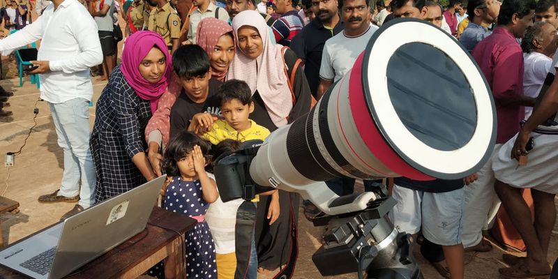 അധികം നേരം ഈ രീതിയുപയോഗിച്ച് സൂര്യനെ നോക്കരുത്, മൊബൈൽ ക്യാമറയിലൂടെ ഗ്രഹണത്തിന്റെ ചിത്രം പകർത്താൻ ശ്രമിക്കുന്നതും അഭിലക്ഷിണീയമല്ല. ഇങ്ങനെ പകർത്താൻ ശ്രമിക്കുമ്പോൾ സൂര്യനെ നേരിട്ട് നോക്കാൻ സാധ്യത കൂടുതലാണെന്നതിനാലാണ് മുന്നറിയിപ്പ്.