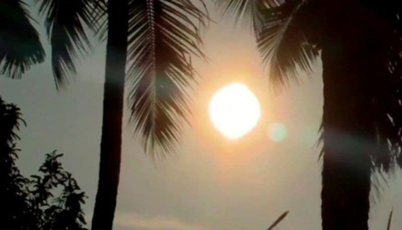 কোচিঃ সকাল থেকে আংশিক মেঘলা আকাশ থাকলেও পরিবর্তিতে স্পষ্টই দেখা যায় এই সূর্যগ্রহণ। সারে আটটা থেকে এখানে শুরু হয়েছে আংশিক গ্রহণ দেখার পালা।