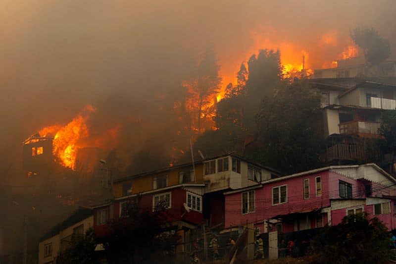 150 houses destroyed by fast-moving woodland fires in the Chile