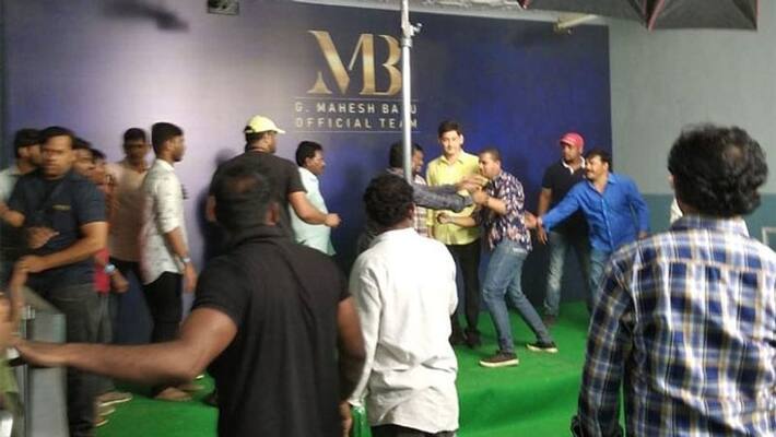 Mahesh Babu collected Money for photo from fans? Mahesh Babu collected Money for photo from fans?