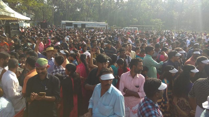 കോഴിക്കോട് വടകര രാജാസ് ഹയർ സെക്കൻഡറി സ്കൂള് മൈതാനത്ത് സൂര്യഗ്രഹണം കാണാനായെത്തിയ ജനക്കൂട്ടം.