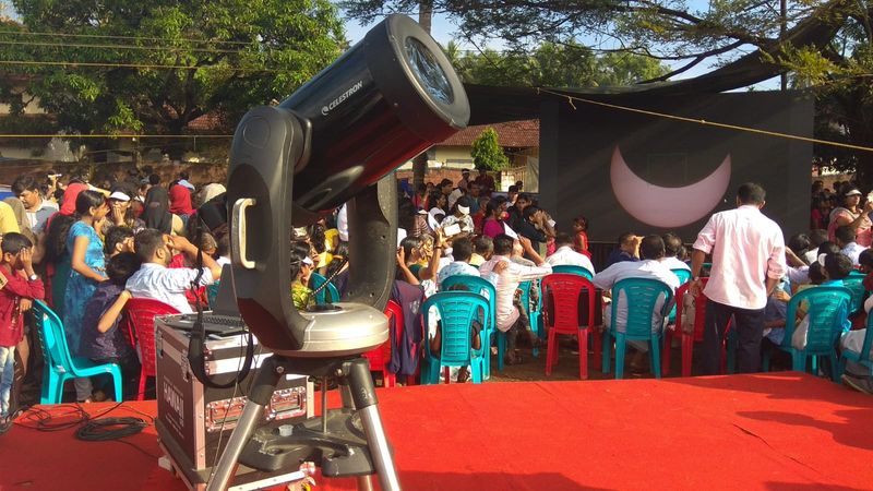 രാവിലെ 8.04 നാണ് സൂര്യഗ്രഹണം തുടങ്ങിയത്. കേരളത്തിന്റെ വിവിധ ഭാഗങ്ങളിൽ സൂര്യഗ്രഹണം കാണാൻ ആയിരക്കണക്കിന് ആളുകളാണ് ശാസ്ത്രലോകം കാത്തിരുന്ന അത്ഭുത കാഴ്ച കാണാണ് അങ്ങിങ്ങായി ഒത്തുകൂടിയത്.