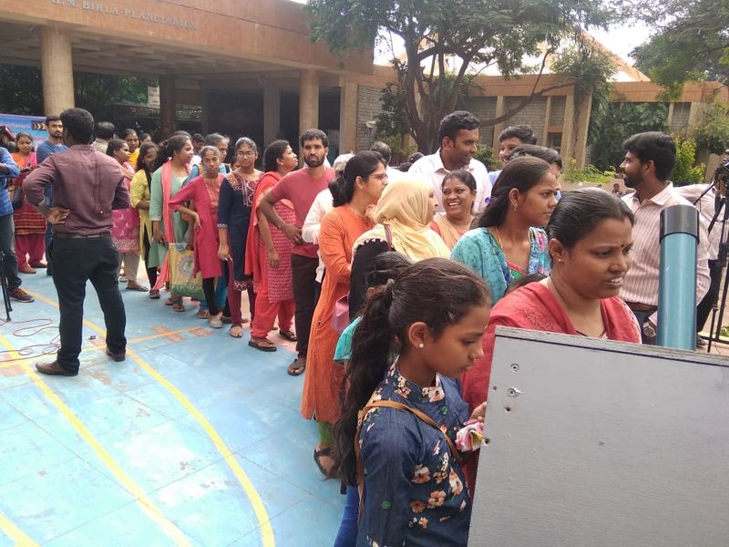 கட்டுக்கடங்காத கூட்டம்