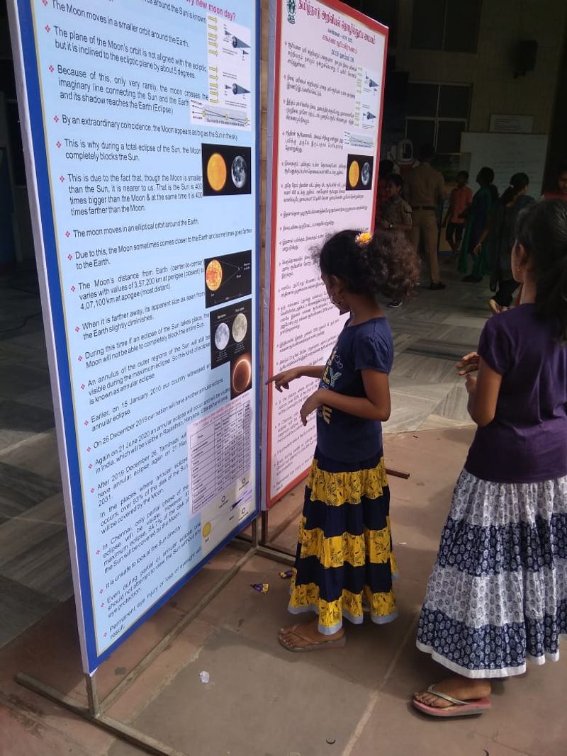 சூரிய கிரகணம் பற்றி விளக்கும் விதமாக வைக்கப்பட்டிருந்த பேனர்கள்