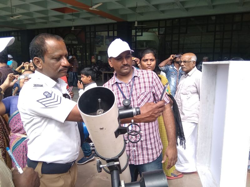 ஆர்வமுடன் வளைய சூரிய கிரகணத்தை பார்க்கும் காவலர்