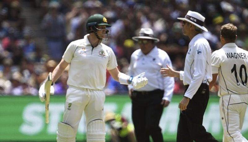 steve smith argues with umpire nigel llong over dead ball rule in boxing day test