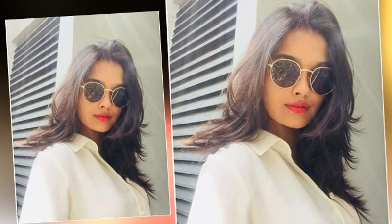 প্রথমে ধারাবাহিকের মধ্যে দিয়ে দর্শকদের সামনে আত্মপ্রকাশ করেছিলেন রিয়া বণিক। সেখানেই সকলের নজর কেড়েছিলেন তিনি। মায়ার বাঁধন ধারাবাহিকে অনবদ্য লুকে ধরা পড়েছিলেন টলিউডের এই অভিনেত্রী।