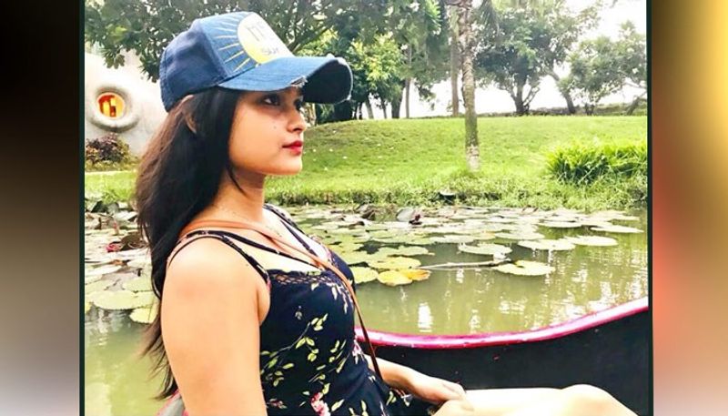 কেরিয়ারের শুরুটা মোটেও ছিল না এতটা সহজ। মা পাশে থাকলেও বাবকে পাশে পাননি রিয়া। বাবা চেয়েছিলেন মেয়ে যাতে অভিনয় জগতে না আসে। বর্তমানে মাকে নিয়ে একাই থাকেন রিয়া।