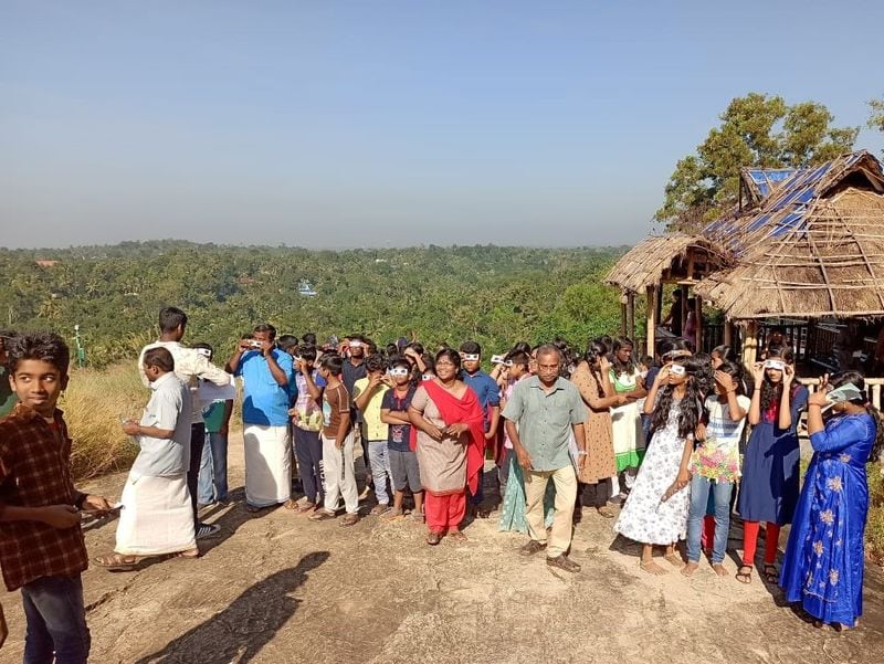 ഇവിടെയും സൂര്യഗ്രഹണം കാണാനെത്തിയവര്ക്ക് ഭക്ഷണ വിതരണം ഉണ്ടായിരുന്നു.