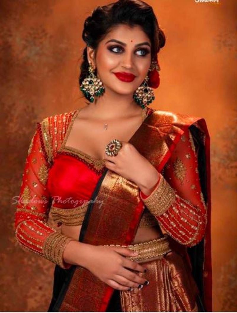 சிவப்பு ஜாக்கெட் போட்டு கவர்ச்சி போஸ்