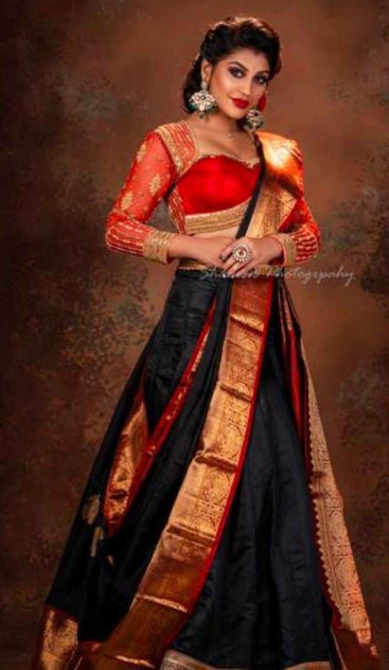 சேலை கட்டிய சிலை போல் யாஷிகா