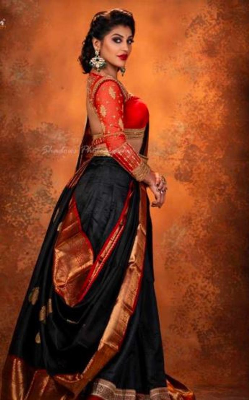 கருப்பு சேலையில் கவர்ந்திழுக்கும் யாஷிகா