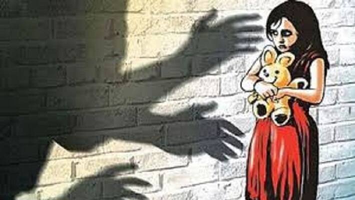 Auto driver did dirty work with child in toilet, people beat up Auto driver did dirty work with child in toilet, people beat up