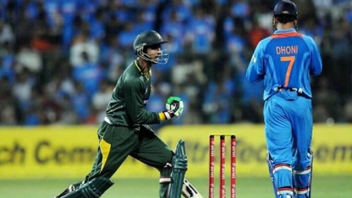 Shoaib Malik taunts Indian team on Christmas by tweeting a picture with MS Dhoni Shoaib Malik taunts Indian team on Christmas by tweeting a picture with MS Dhoni