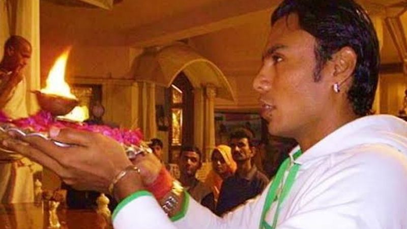 Kaneria was the second Hindu player to play for Pakistan, half the team including the captain did not eat food with him KPB