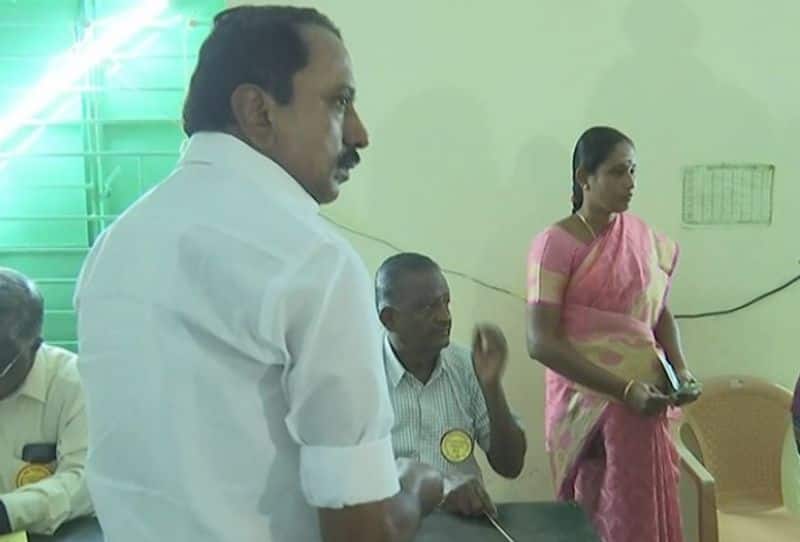 Minister Sengottaiyan Poll Vote For Local Body Election