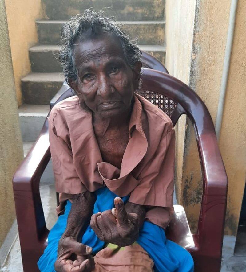 100 year old woman casted her vote