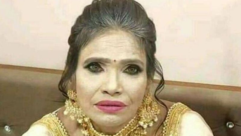 রাণু মন্ডলঃ রাণু মানেই নয়া ম্যাজিক। রানাঘাট স্টেশন থেকে সোজা পাড়ি সুদূর মুম্বাইয়ে।মাত্র মাস কয়েক আগেই লতা মঙ্গেশকরের গান গেয়ে ভাইরাল হয়েছিলেন রাণু মন্ডল। হিমেশ রেশামিয়ার সঙ্গে গান গেয়েও রাতারাতি সেলিব্রিটি হয়ে উঠেছিলেন রাণু। শুধু গানেই থেমে থাকেননি তিনি। এর পাশাপাশি বিভিন্ন রিয়্যালিটি শো- তেও আসর কাঁপিয়েছেন রাণু। একের পর এক ডার্ক মিমে ভরে গিয়েছে নেটদুনিয়া। সোশ্যাল মিডিয়া খুললেই সবার প্রথমেই নজরে আসছেন রাণু মন্ডল। তার গান থেকে শুরু করে সাক্ষাৎকার সবই যেন হু হু করে ছড়িয়ে পড়েছে সোশ্যাল মিডিয়ায়। রাতারাতি সেনসেশন হওয়া রানাঘাটের রাণুই এবার গুগল সার্চের শীর্ষে নিজের জায়গা করে নিয়েছেন।