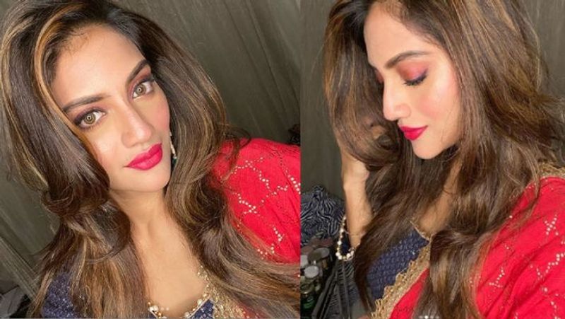 নুসরতঃ টিকটক ভিডিও বানানোর ক্ষেত্রেও জুড়ি মেলা ভার সাংসদ তথা টলি অভিনেত্রী নুসরতের। বাংলা সিনেমার পাশাপাশি সোশ্যাল মিডিয়াতেও বেশ জনপ্রিয়তা রয়েছে এই সাংসদ অভিনেত্রীর। বিভিন্ন অনুষ্ঠানে নিজের ভিডিও শেয়ার করে ইতিমধ্যেই তিনি জনপ্রিয়। সম্প্রতি একটি টিকটক ভিডিও শেয়ার করেছেন অভিনেত্রী। যেখানে দেখা যাচ্ছে, কালো রঙের ক্রপ টপ পরে 'ইয়াদ পিয়া কি আনে লাগি'গানের সঙ্গে ফাটিয়ে নাচছেন তিনি। মুহূর্তের মধ্যে ভাইরাল হয়েছে তার এই ভিডিওটি। ভিডিওটি প্রকাশ্যে আসা মাত্রই হৈচৈ শুরু হয়ে গিয়েছে নেটদুনিয়ায়। নো মেক আপ লুকেই বাজিমাত করেছেন অভিনেত্রী। মাঝেমধ্যেই অভিনয় থেকে নিজেক দূরে সরিয়ে টিকটকে মেতে ওঠেন অভিনেত্রী।