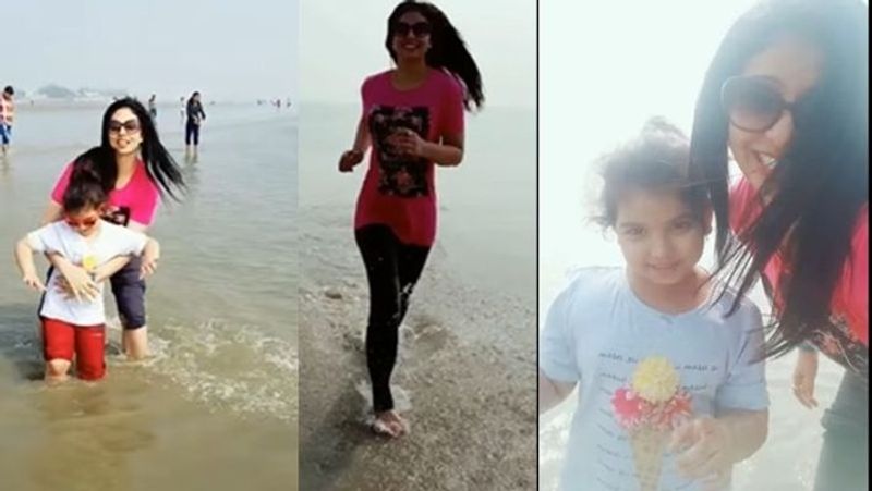 হাসিন জাহানঃ সোশ্য়াল মিডিয়ায় রাতারাতি ভাইরাল হয়েছেন শামি পত্নী হাসিন জাহান। কারণ হোক বা একারণ কোনও না কোন ইস্যুতে বরাবরই লাইমলাইটে থাকেন হাসিন। স্বামী যখন দেশের বাইরে কাজে ব্যস্ত সম্প্রতি তখনই সমুদ্রসৈকতের মাঝখানে উত্তাল নাচে মত্ত হলেন হাসিন। সমুদ্রের মাঝখানে কালো প্যান্ট এবং গোলাপি রঙের শার্টে রীতিমতো ঝড় তুলেছেন নেটদুনিয়ায়। একটি নয়, একাধিক টিকটক ভিডিও শেয়ার করেছেন হাসিন। শুধু টিকটকেই নয়, মাঝেমধ্যেই নিজের মডেলিং-এর ছবিও পোস্ট করেন তিনি।
