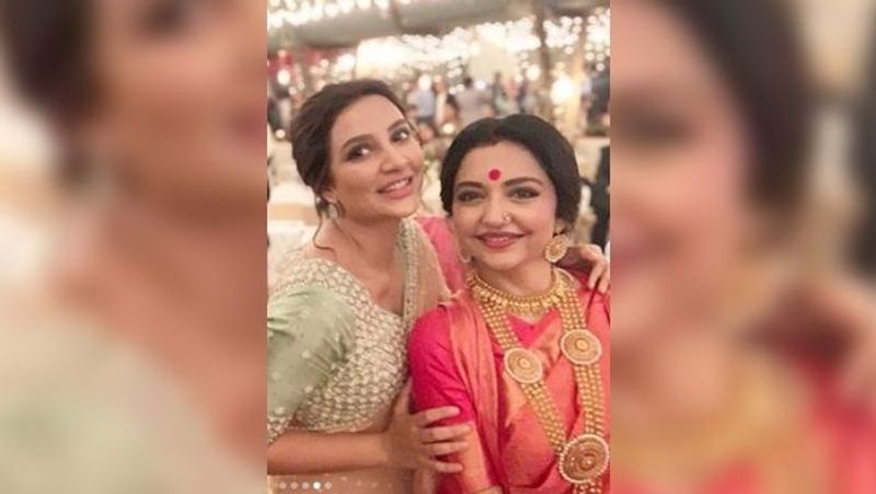 শুভশ্রীঃ দীর্ঘ জল্পনার অবসান ঘটিয়ে অবশেষে বিয়ের পিঁড়িতে বসলেন জুন মালিয়া। টলিপাড়ার সমস্ত নক্ষত্ররাই উপস্থিত ছিলেন সেই অনুষ্ঠানে। আর সকলের মধ্যেই বিশেষ ভাবে নজর কাড়লেন শুভশ্রী। তবে রাজের সঙ্গে নয়, রাজের বদলে টলি অভিনেতা যীশুর সঙ্গে ফাটিয়ে নেচে তাক লাগিয়ে দিলেন শুভশ্রী। মুহূর্তের মধ্যে সোশ্যাল মিডিয়ায় ভাইরাল হয়েছে সেই নাচের ভিডিও। রিসেপশন পার্টির পুরো মাতিয়ে রেখেছিলেন রাজ ঘরণী। বলিউড গানের সঙ্গে উদ্দাম নাচের তালে মাতলেন শুভশ্রী-যীশু। তাদের সেই নাচের তালে পা মেলালেন আবিরও। নাচতে নাচতে তার মাঝখানে ইশারা দিয়ে নাচের স্টেপও দেখিয়ে ছিলেন শুভশ্রী। কিছুদিন আগে নিজের ইনস্টাগ্রাম হ্যান্ডেলে প্রথম সন্তানের ছবি পোস্ট করে ভাইরাল হয়েছিলেন শুভশ্রী।