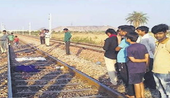 jharkhand news woman jumped in front of train with two children in koderma station kpr jharkhand news woman jumped in front of train with two children in koderma station kpr