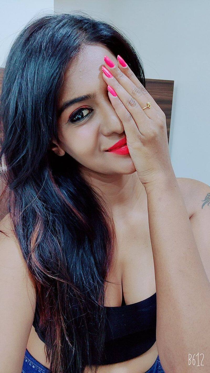 Netizens Slams Meera Mithun Over Sexy Photo