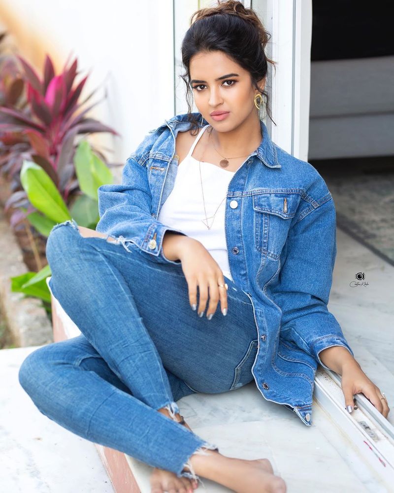 Rangasthalam fame Pujita Ponnada latest photo shoot