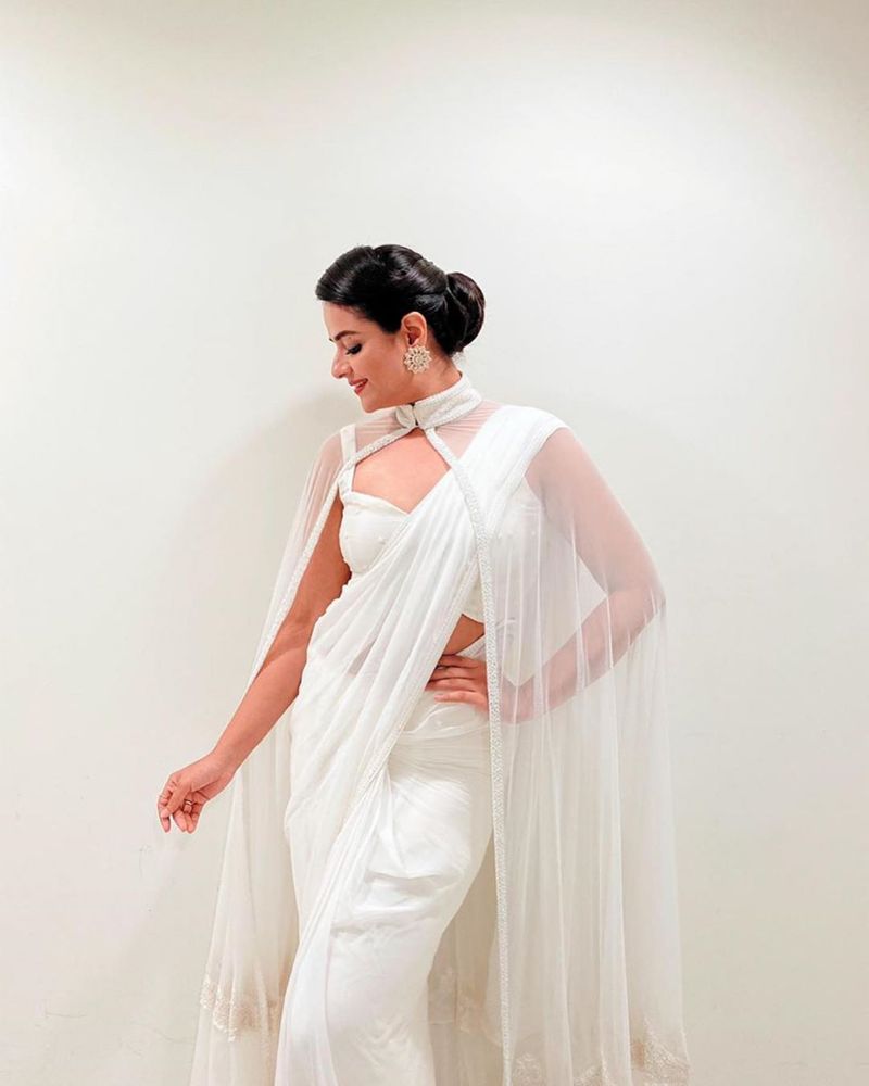 வெள்ளை நிற உடையில் சூப்பர் போஸ்