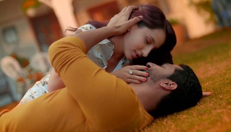 পাচতাওগেঃ বেশ কয়েকবছর ধরেই অরিজিত সিং মানেই হিট। তাঁরই গলায় গাওয়া গান পচতাওগে মুক্তি পেয়েছে সম্প্রতি। সেখানেই দেখা গিয়েছিল ভিকি কৌশলের পাশে নোরা ফাতেহিকে। সেপ্টেম্বর মাসে মুক্তি পাওয়া এই গানের ভিউ ৩১৪ মিলিয়ন।