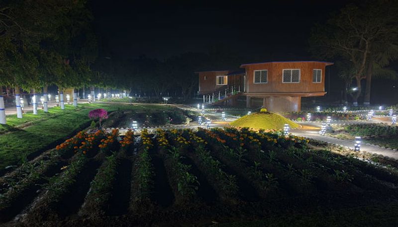 বাঁকুড়ার বিষ্ণুপুর এবং জয়পুর জুড় একাধিক টেরাকোটার মন্দির গড়ে তোলেন মল্লরাজারা। সেই টেরাটোকার কাজ এখন দেশের বাইরে বিখ্যাত। শীত পড়লেই সেই সমস্ত ঐতিহাসিক মন্দির দেখতে ছুটে আসেন পর্যটকরা।