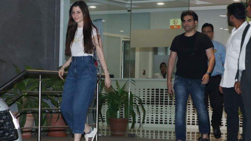 Salman khan birthday cut his cake with Media and saw out of hospital with girlfriend ilulia ventur KPY